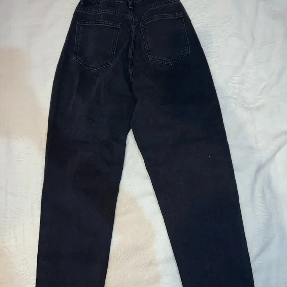 NWT PRETTYLITTLETHING Washed Black Ripped Mom Jeans - Picture 3 of 5